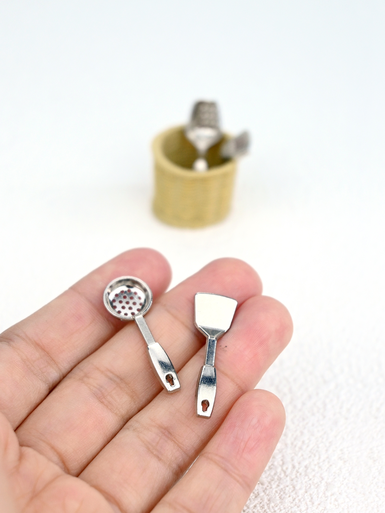 A Set of Four Miniature Kitche - đánh giá và giá Kitchen Utensils