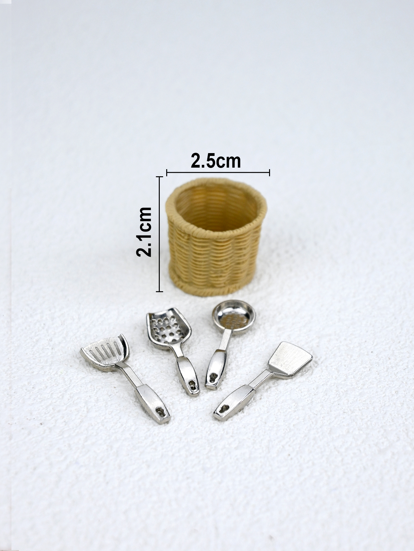 A Set of Four Miniature Kitche - đánh giá và giá Kitchen Utensils
